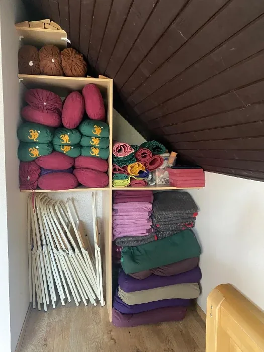 Mats, blankets and cushions for practice